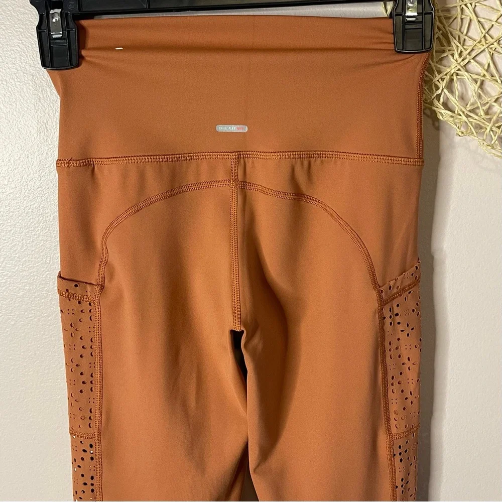 aerie move eyelet